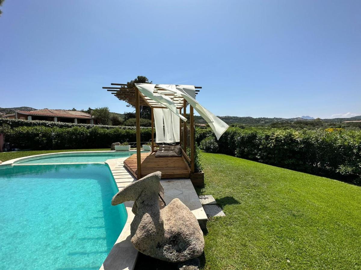 Villa Con Piscina Immersa In Un Meraviglioso Giardino - Wonderful Villa With Pool And Spacious Garden Baja Sardinia Exterior foto