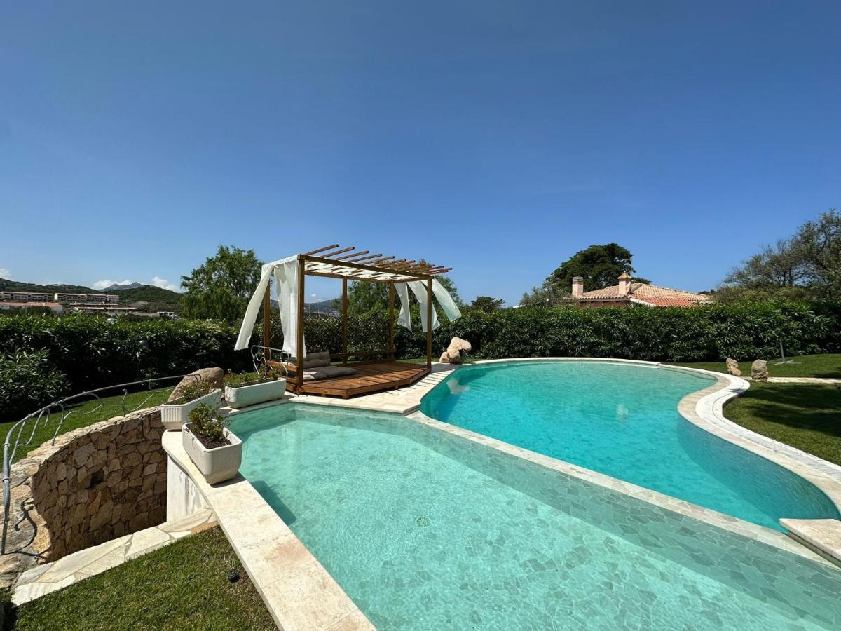 Villa Con Piscina Immersa In Un Meraviglioso Giardino - Wonderful Villa With Pool And Spacious Garden Baja Sardinia Exterior foto